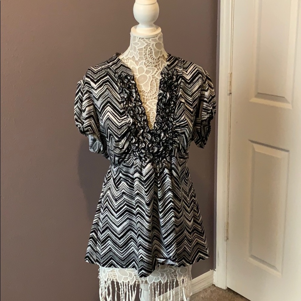 Ladies blouse size 3X black and white